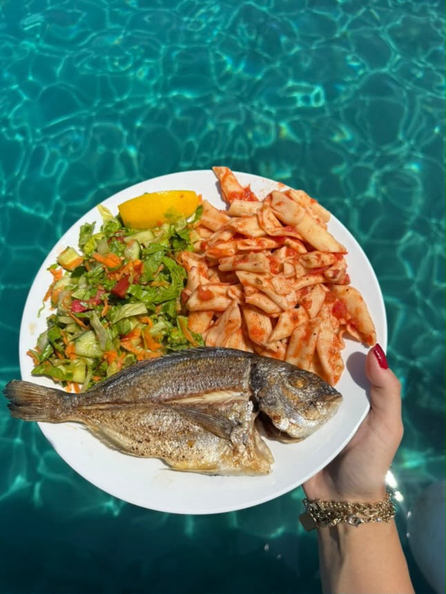 Datça tekne turu öğle yemeği — taze balık, makarna ve salata